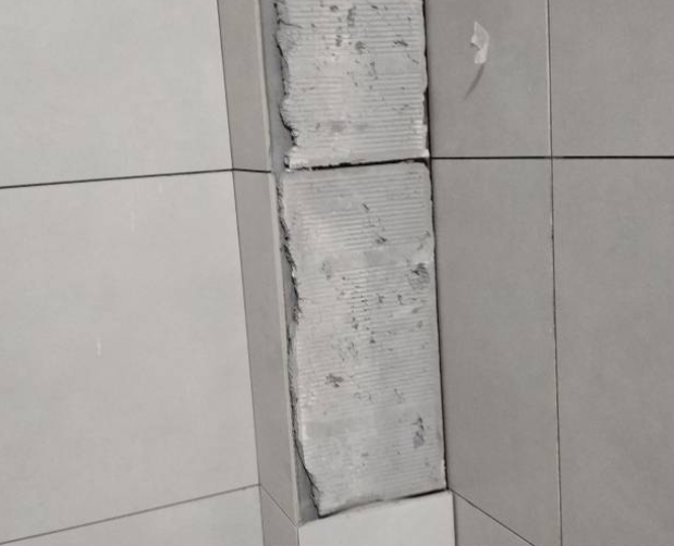 吕梁市瓷砖空鼓维修公司分享下瓷砖施工前基层浇水润湿程度不足，可能导致以下问题